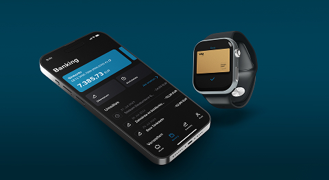 Smartphone mit Consorsbank App und Smartwatch mit goldener Kreditkarte auf dunklem Hintergrund