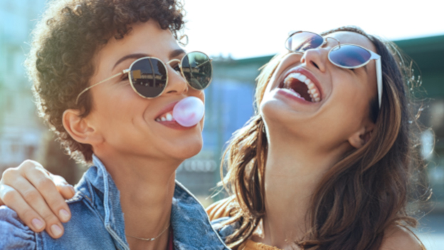 Zwei lachende Frauen mit Sonnenbrille