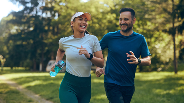 Zwei Jogger in der Natur